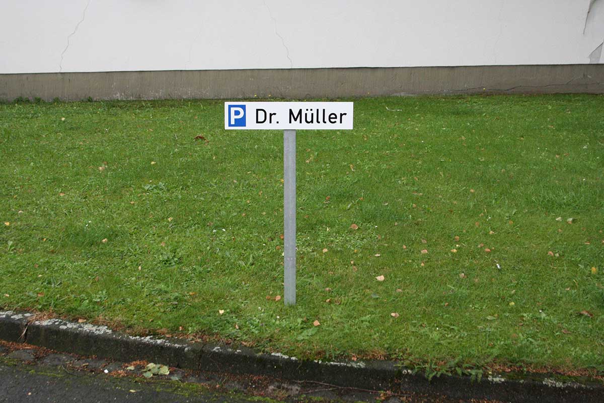 Parkplatzschild 520 x 110 mm (BxH) - mit Einschlag-Pfosten