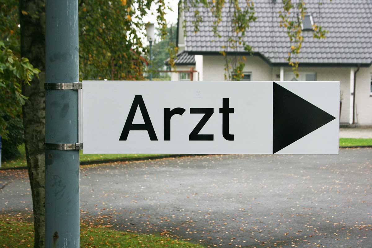 Wegweiser 600 x 200 mm (BxH) - mit Schellen für Posten mit 60 mm Ø