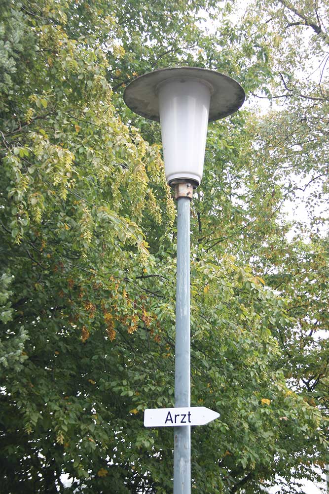 Pfeilwegweiser 500 x 100 mm (BxH) - mit Schellen für Posten mit 60 mm Ø
