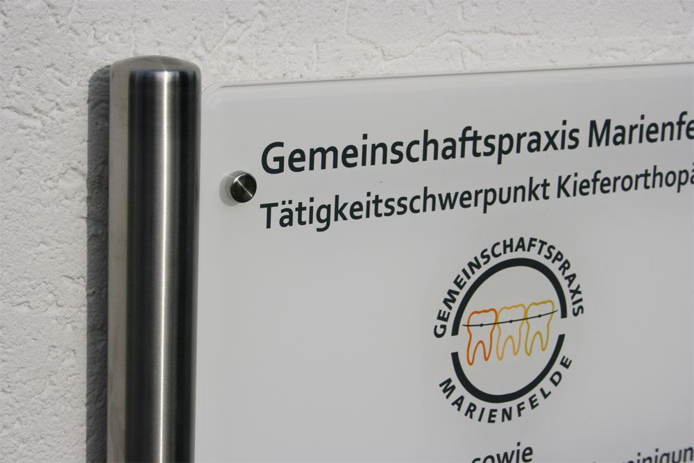 Rundeck Acrylglasschild 8 mm Typ Delta-ESR - auf Edelstahl-Konstruktion