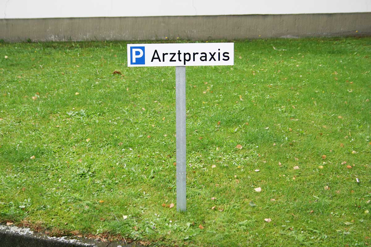 Parkplatzschild 520 x 110 mm (BxH) - mit Einschlag-Pfosten