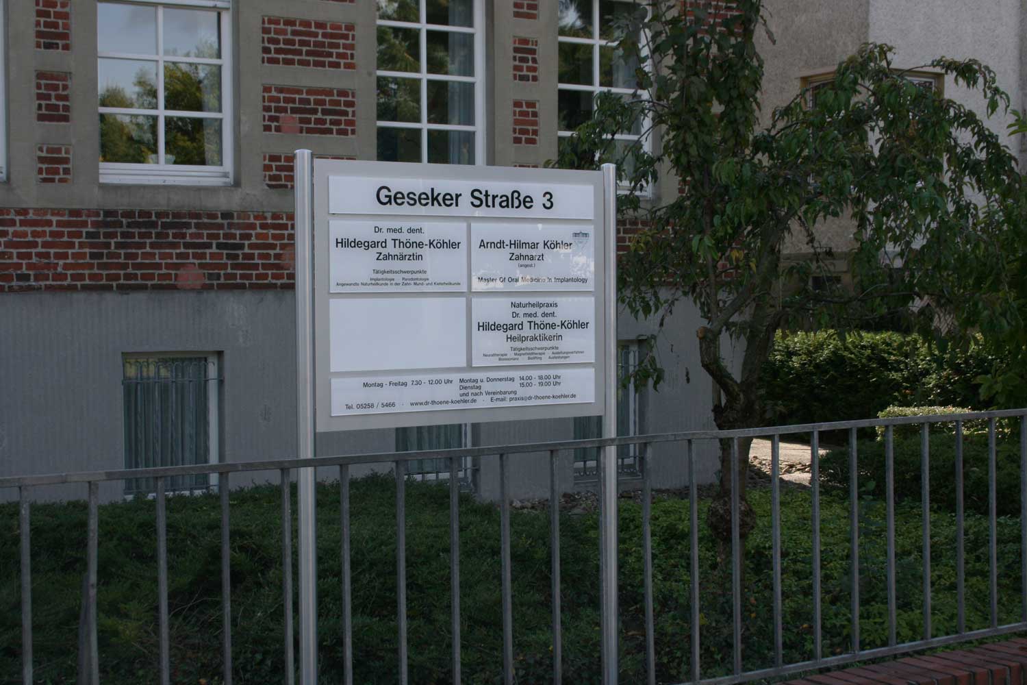 Edelstahl-Schildständer - Typ ESR-H-V2A-Plexi-Thoene