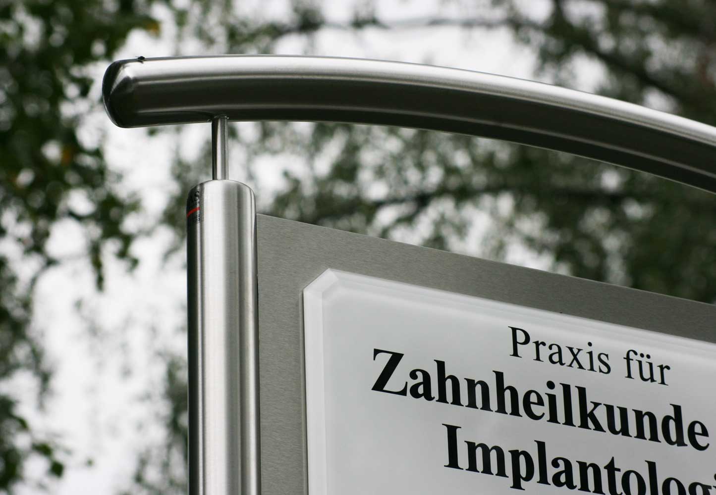 Edelstahl-Schildständer - Typ Halbbogen-V2A-Göttlich