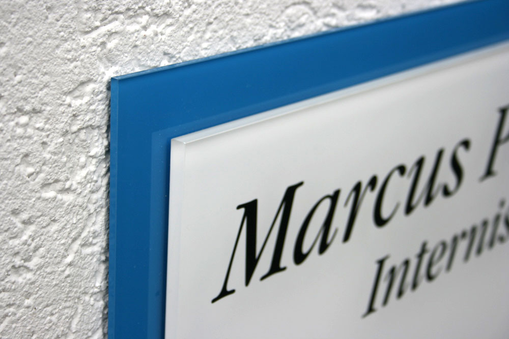 Rechteck Acrylglasschild 8 mm Typ Beta - mit Hintergrundplatte
