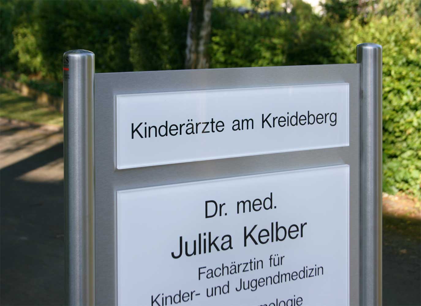 Edelstahl-Schildständer - Typ ESR-H-V2A-Plexi-Kelber