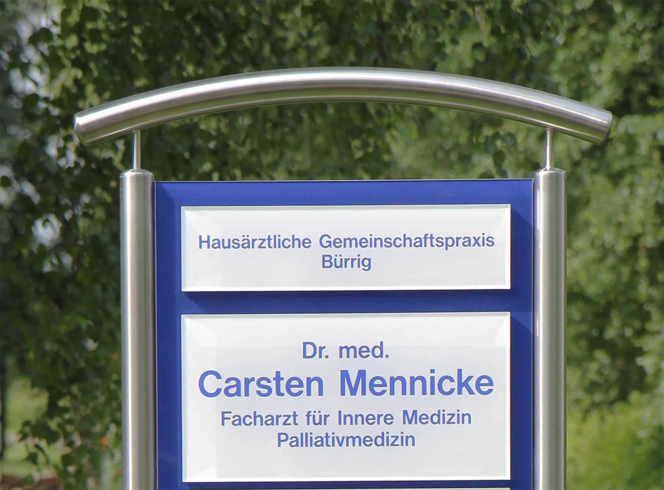 Edelstahl-Schildständer - Typ Halbbogen-Plexi-Mennicke