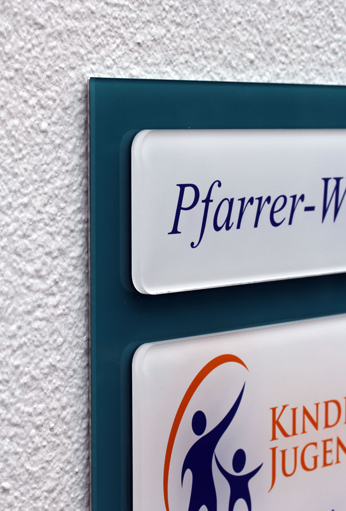Rundeck Acrylglasschild 8 mm Typ Delta - mit Hintergrundplatte
