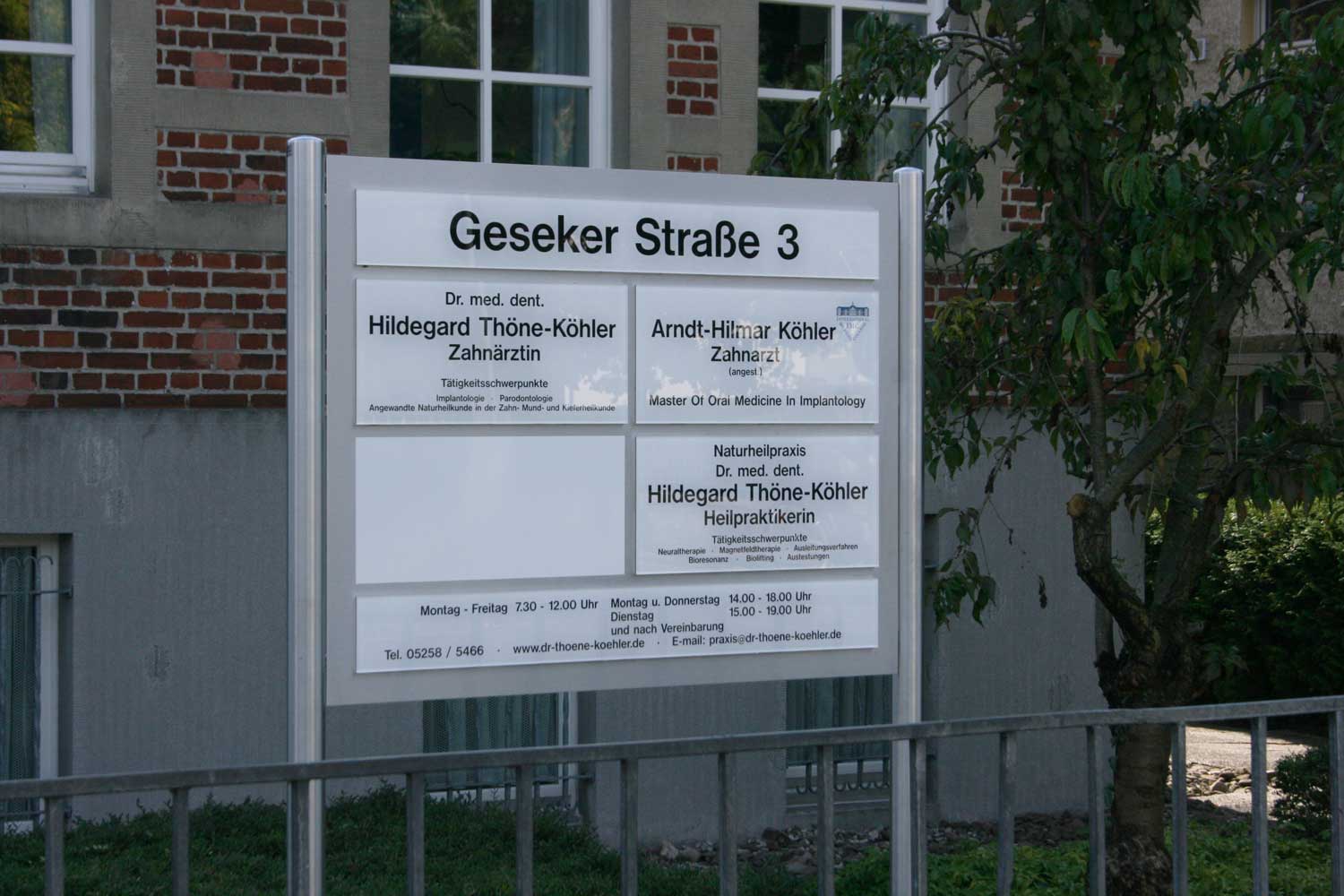 Edelstahl-Schildständer - Typ ESR-H-V2A-Plexi-Thoene