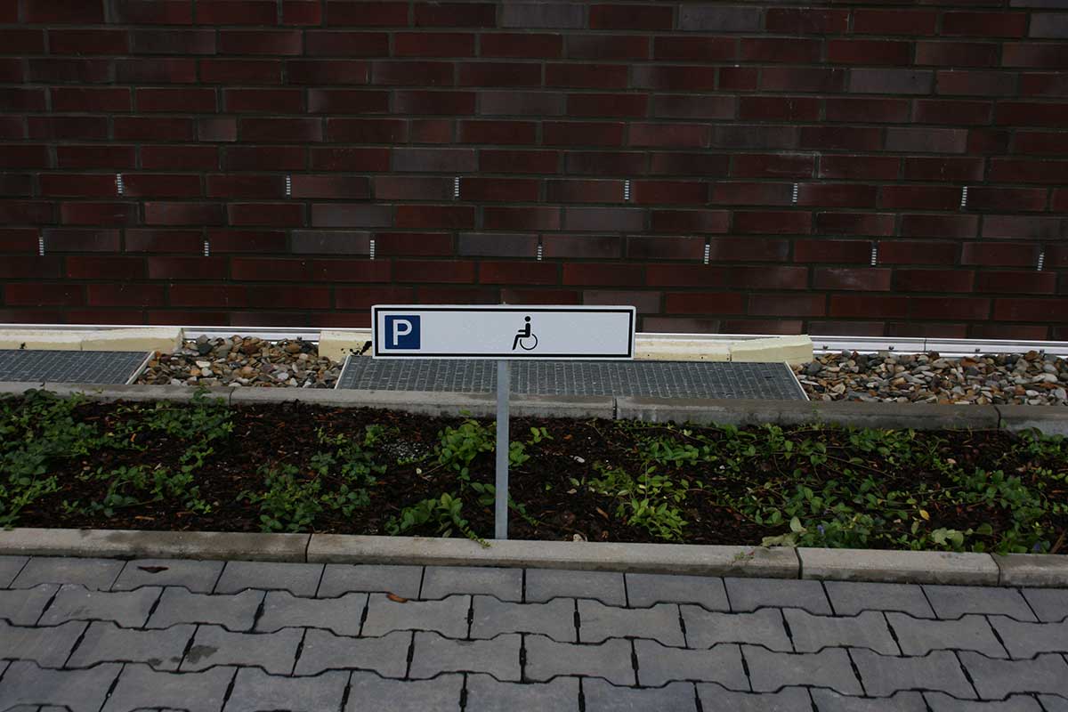 Parkplatzschild 520 x 110 mm (BxH) - mit Einschlag-Pfosten