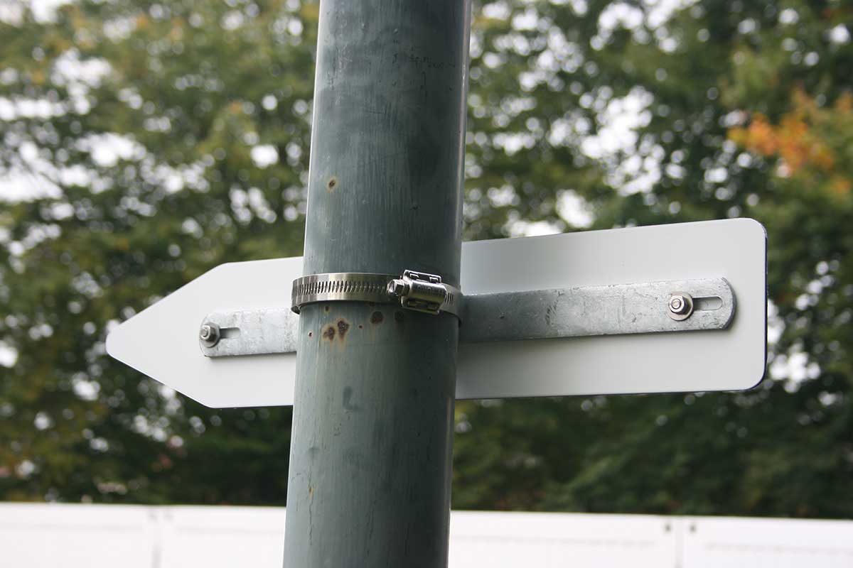 Pfeilwegweiser 500 x 100 mm (BxH) - mit Schellen für Posten mit 60 mm Ø