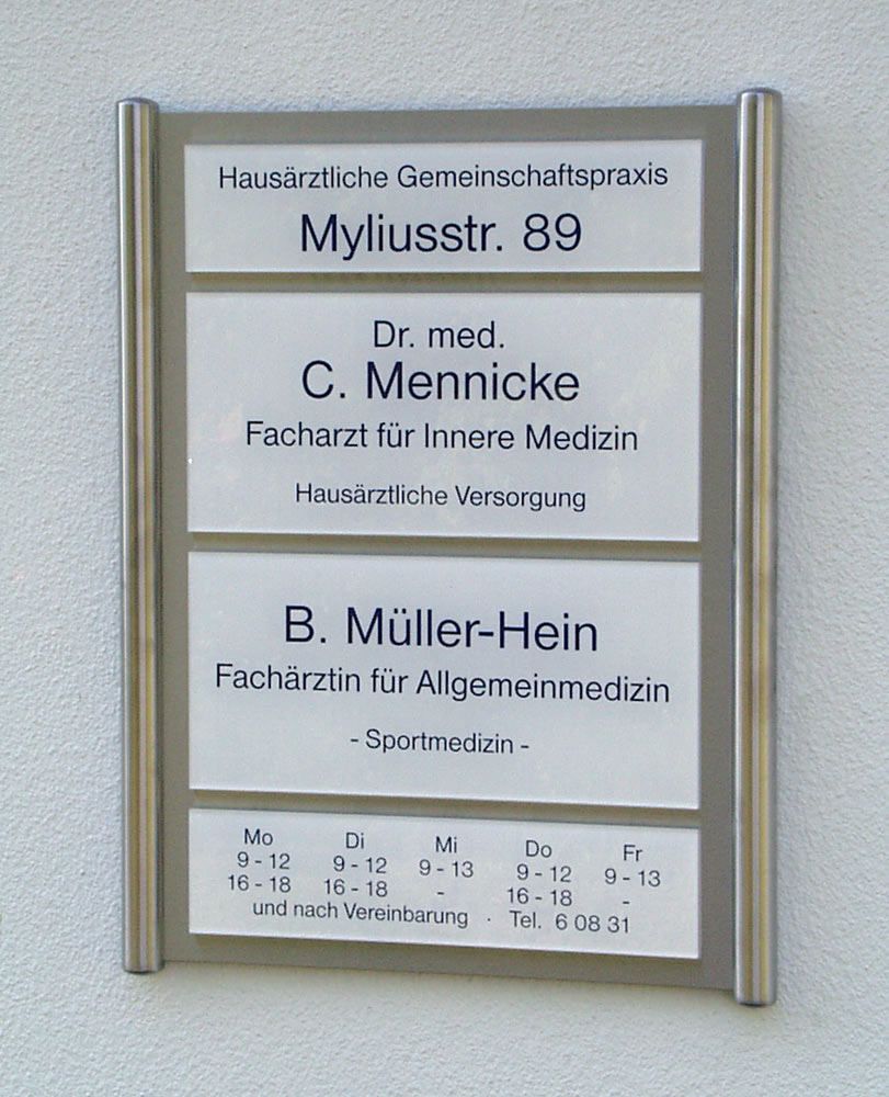 Rechteck Acrylglasschild 8 mm Typ Beta-ESR - auf Edelstahl-Konstruktion