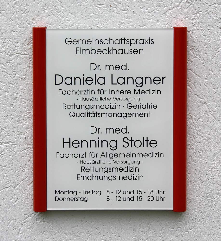 Acrylglasschild 8 mm Typ Margo-R - auf farbiger Alu-Konstruktion