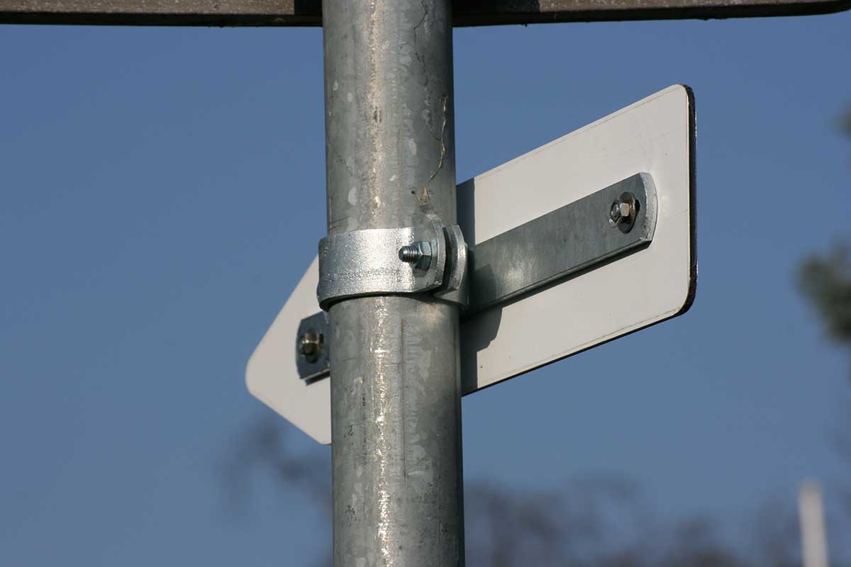 Pfeilwegweiser 500 x 100 mm (BxH) - mit Schellen für Posten mit 60 mm Ø
