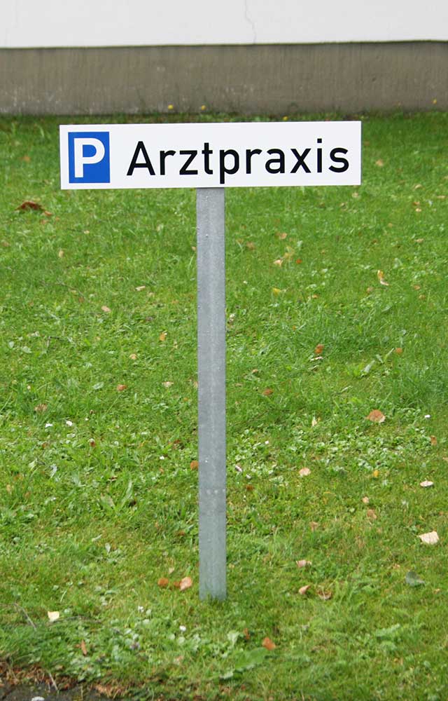 Parkplatzschild 520 x 110 mm (BxH) - mit Einschlag-Pfosten